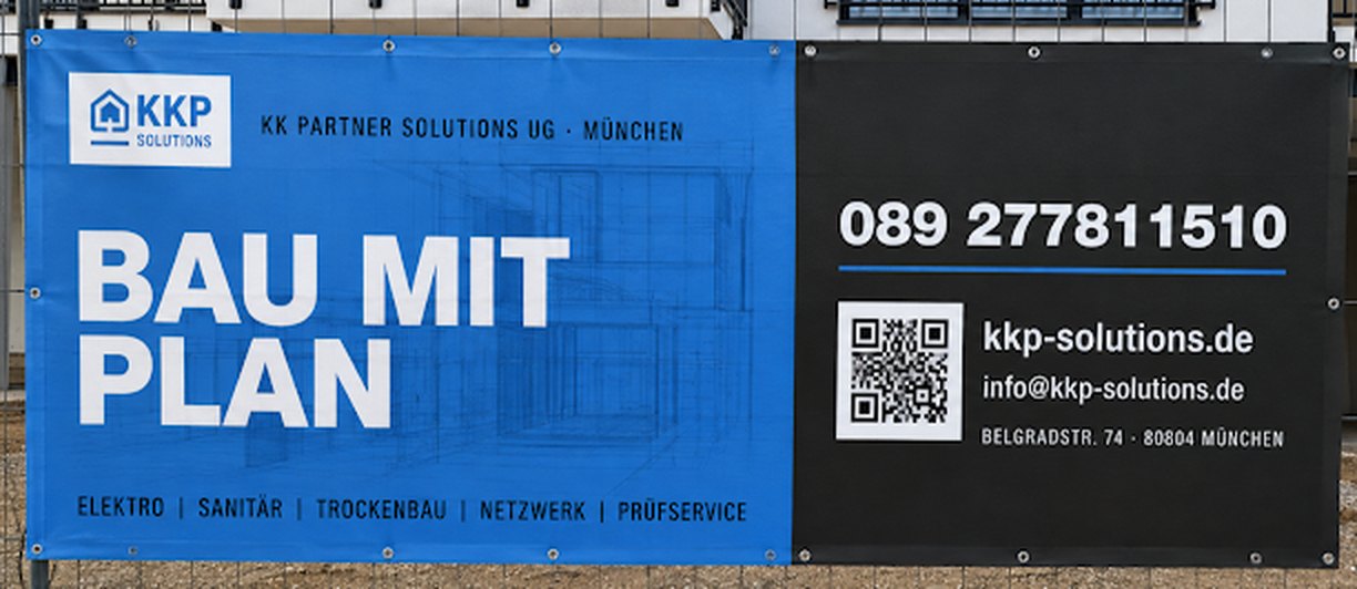 Bauzaunbanner von KKP Solutions an einer Baustelle in München mit Telefonnummer und Leistungen